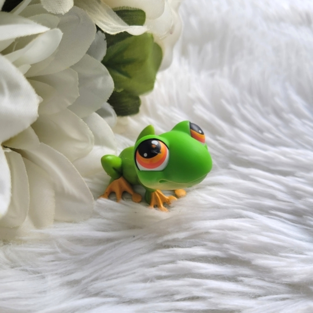 Littlest Pet Shop Authentic LPS #50 Green Tree Frog Orange Eyes B Hasbro 2004